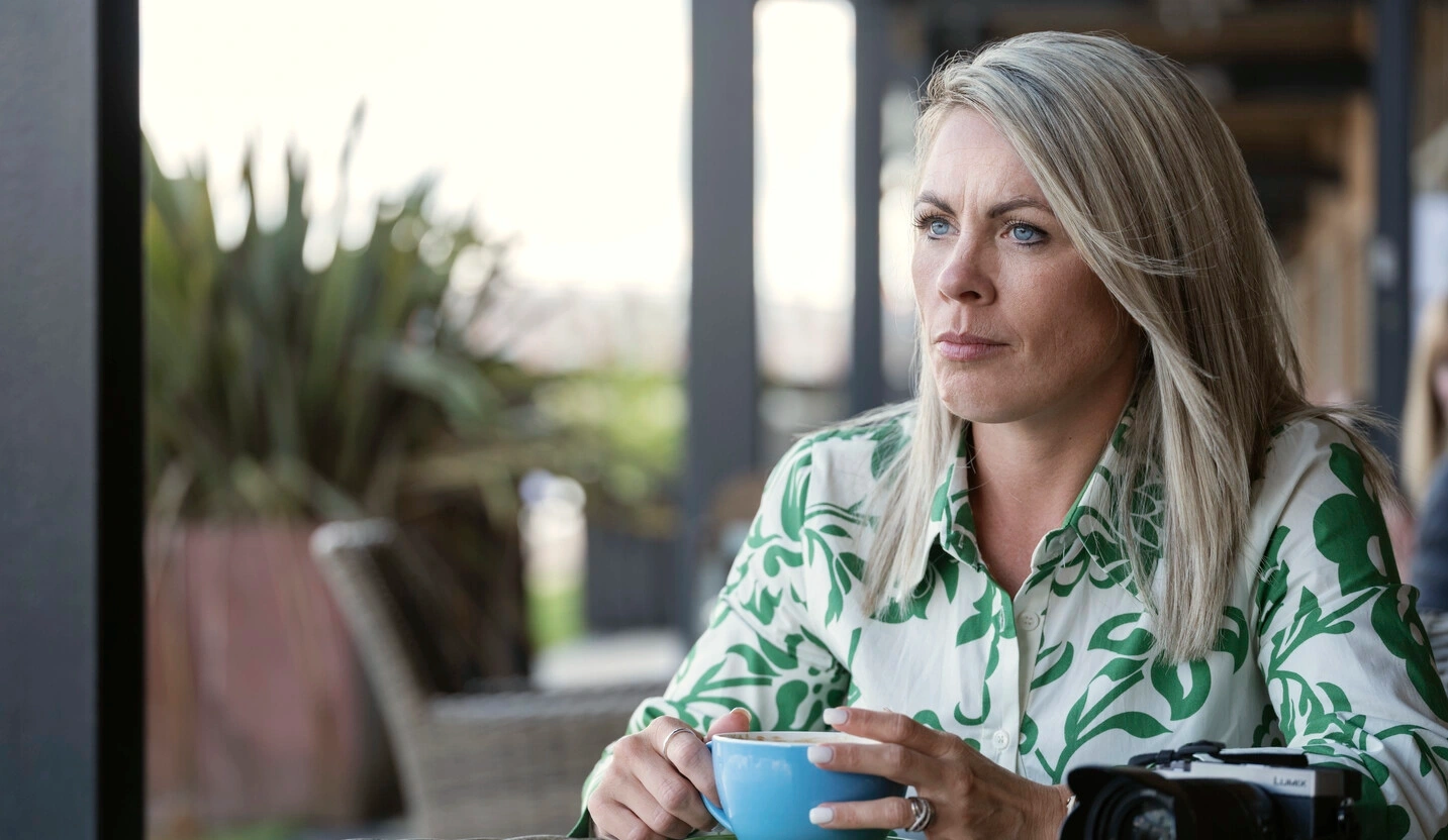 Photo de Laura assise chez elle. La sclérose en plaques endommage le système nerveux, perturbant les messages envoyés par le cerveau, et peut perturber les fonctions vésicales et intestinales. 