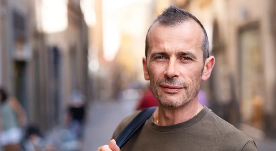 Image d'Andrea. Andrea a été diagnostiqué avec une sclérose en plaques en 2022. Andrea a dû faire face à plusieurs infections urinaires et utilise désormais Luja pour gérer sa vessie. Il apprécie le fait de ne plus avoir à repositionner ses sondes. 