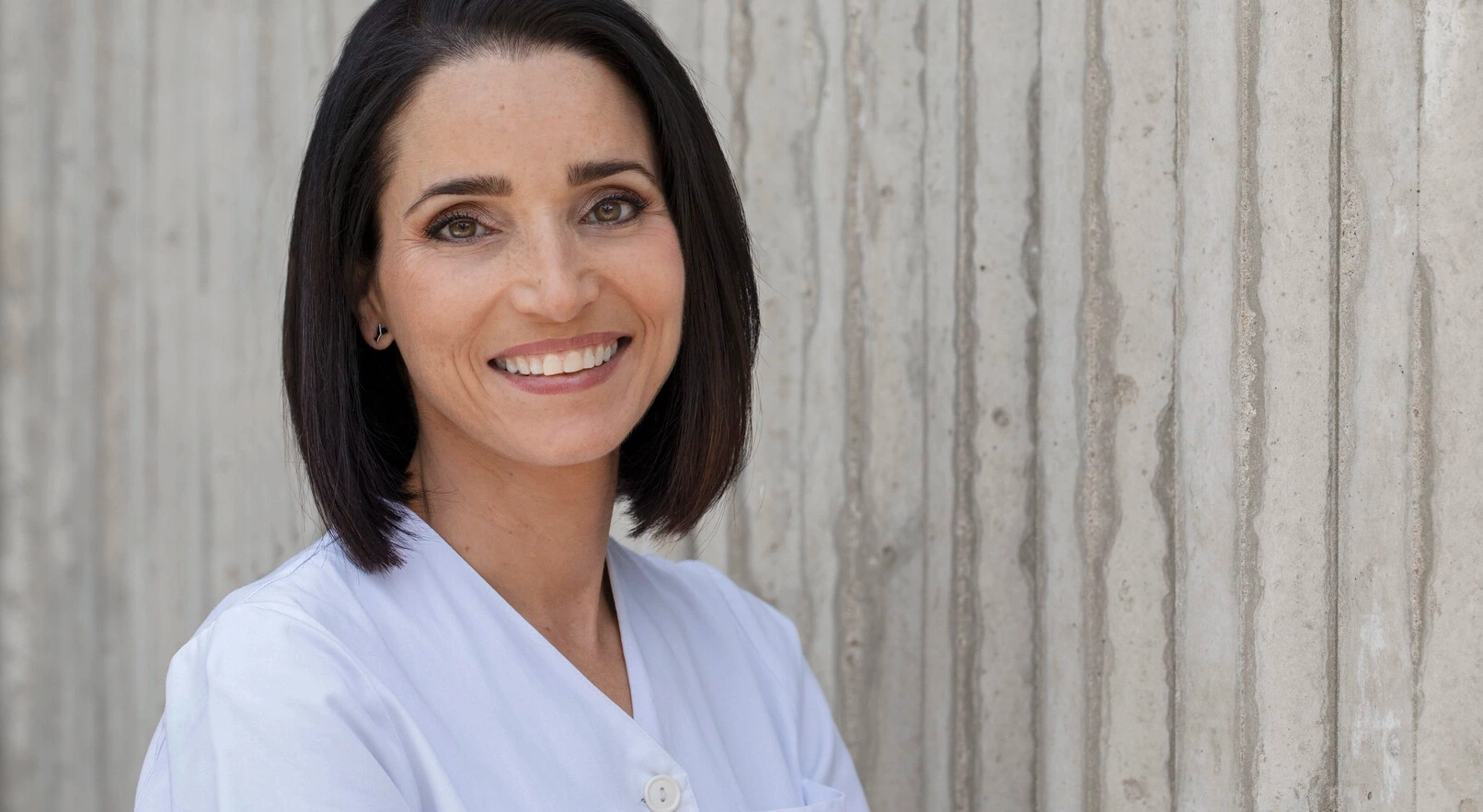 Photo portrait de l'infirmière Elena. Cet article explique à quoi s'attendre lors d'une consultation chez un urologue ou une infirmière en urologie pour un examen de la vessie si vous êtes atteint de sclérose en plaques. 