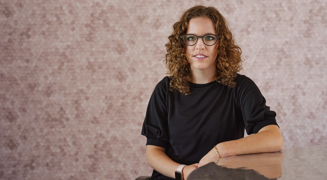 Photo portrait de Marianne, qui souffre de troubles vésicaux causés par sa SEP. Marianne utilise des cathéters intermittents pour mieux gérer ses symptômes. 