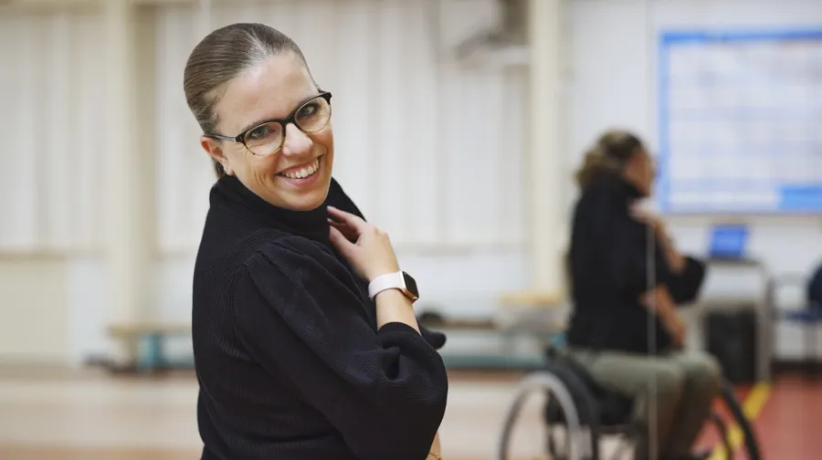 Portrait de Marianne dans un studio de danse. Au départ, les médecins de Marianne ont essayé de traiter ses problèmes vésicaux à l'aide de médicaments, mais la situation ne s'est pas améliorée. On lui a alors prescrit des sondes intermittentes.  