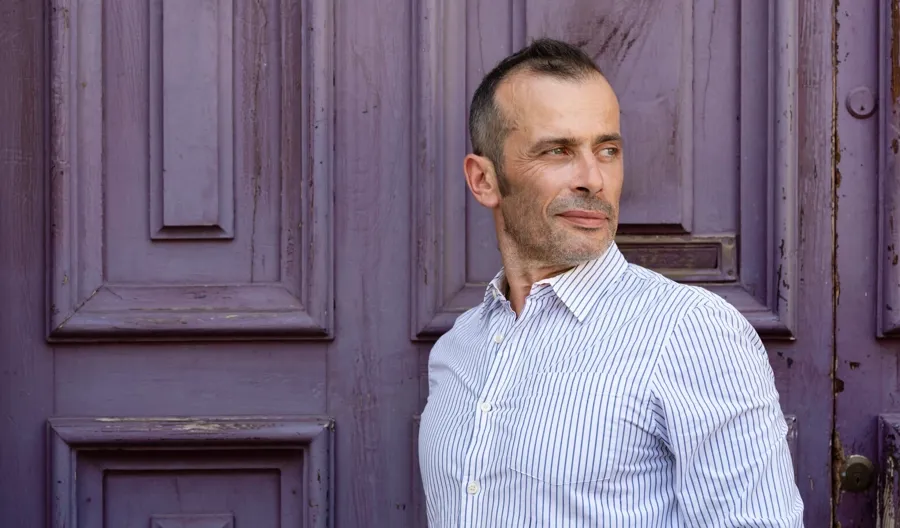 Image d'Andrea, qui vit avec la sclérose en plaques. Andrea utilise des cathéters intermittents pour gérer ses symptômes vésicaux.