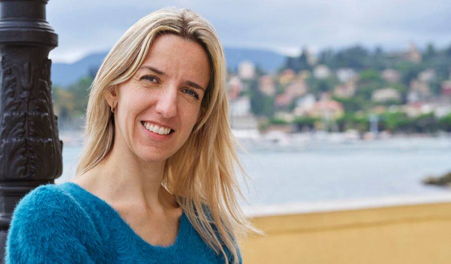 Image d'Elisa, qui vit avec la sclérose en plaques. Elisa utilise des cathéters intermittents pour gérer ses symptômes.