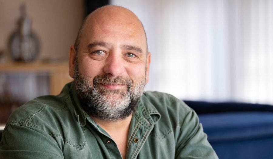 Image de Michael, qui vit avec la sclérose en plaques. Michael utilise des cathéters intermittents pour gérer ses symptômes.