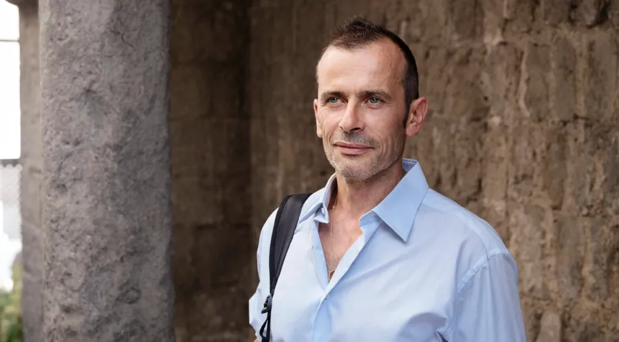 Photo portrait d'Andrea. Il utilise des cathéters pour gérer ses symptômes vésicaux liés à son diagnostic de sclérose en plaques.