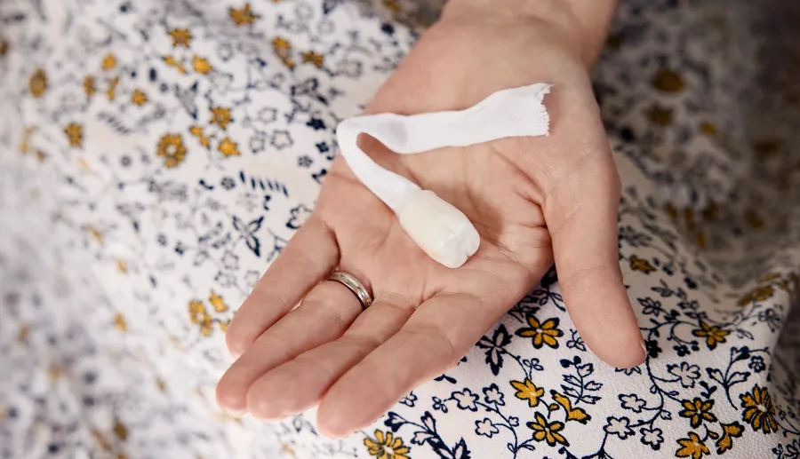 Image d'une main tenant le plug anal Peristeen. Le plug anal Peristeen crée une barrière dans le rectum et aide à retrouver le contrôle de l'incontinence fécale, vous procurant ainsi un sentiment de sécurité et de tranquillité d'esprit. 