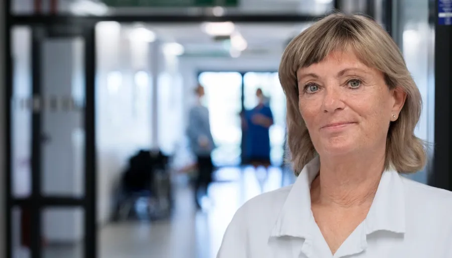 Portrait d'Anna, une HPC. L'irrigation transanale (ITA) consiste à introduire de l'eau dans l'intestin afin de permettre l'évacuation des selles présentes dans le rectum et le côlon descendant. 