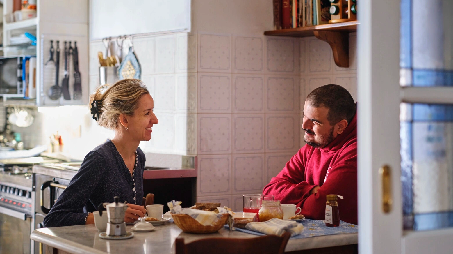 Photo d'Elisa assise avec son partenaire dans une cuisine. Cette page est conçue pour donner un aperçu des différents types de cathéters proposés par Coloplast et de certaines de leurs caractéristiques. 