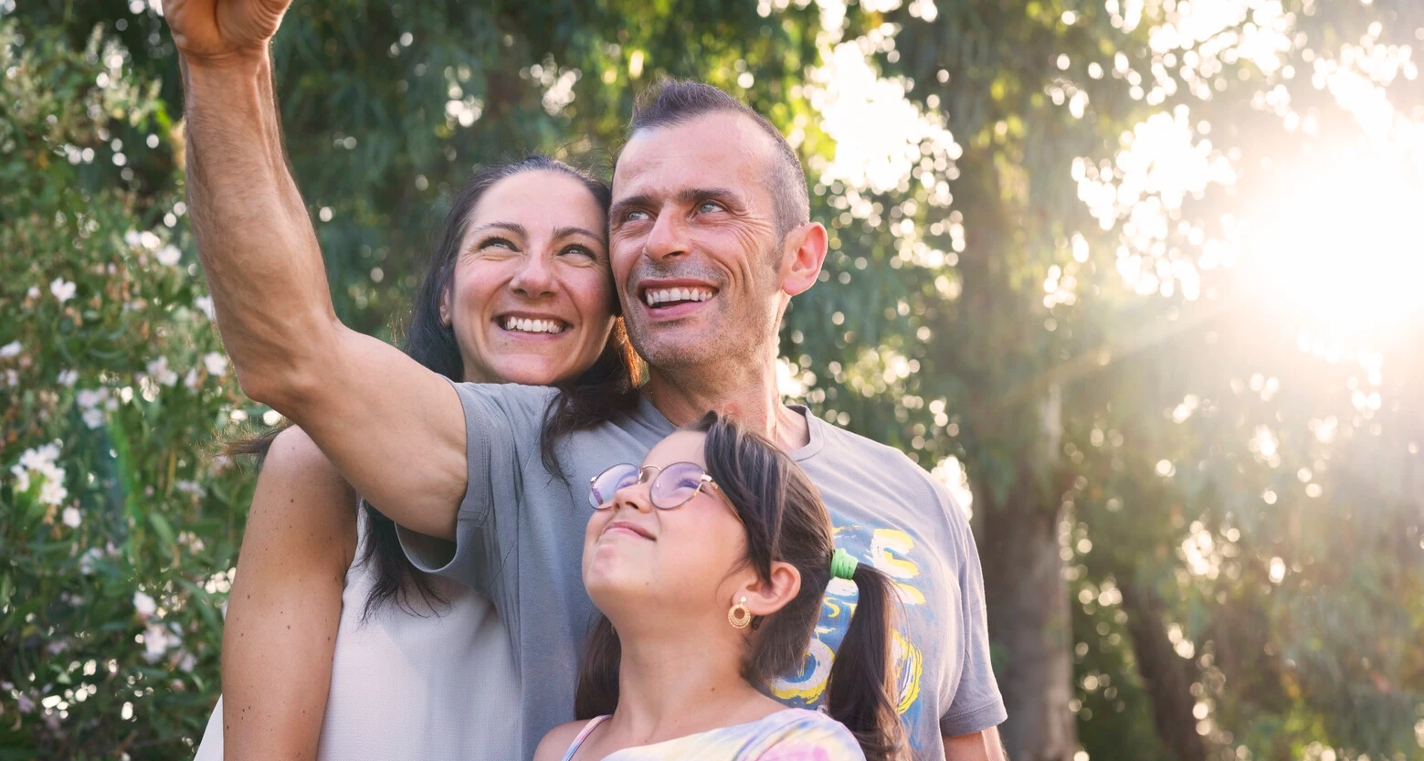 Andrea prend un selfie avec sa famille. Andrea a 45 ans et souffre de troubles vésicaux et intestinaux liés à sa sclérose en plaques.