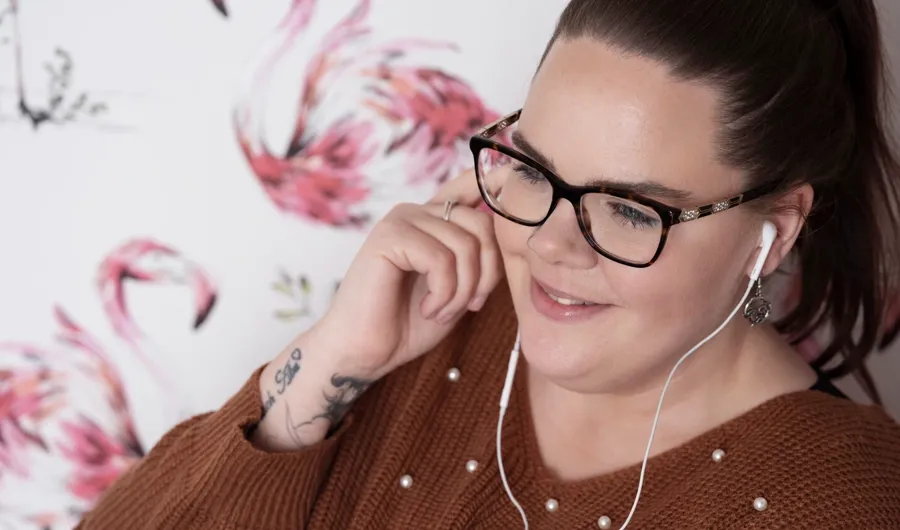 Photo portrait de Sarah, écoutant de la musique. Sarah a été diagnostiquée avec une sclérose en plaques et utilise des cathéters pour gérer ses problèmes de vessie.  