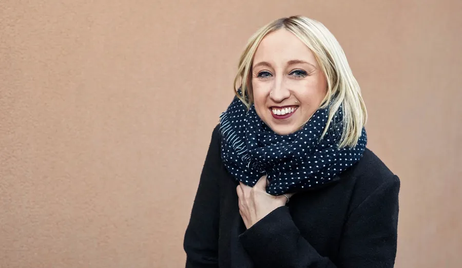 Portrait d'Eva, qui vit avec la SEP et des problèmes de vessie. La SEP peut endommager la myéline qui protège vos nerfs et brouiller les signaux entre votre cerveau et votre vessie, entraînant des dysfonctionnements de la vessie. 