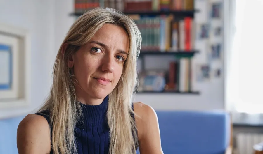 Portrait d'Elisa. Elisa vit avec la SEP et a des problèmes pour vider sa vessie. Cela lui a parfois causé des infections urinaires. 