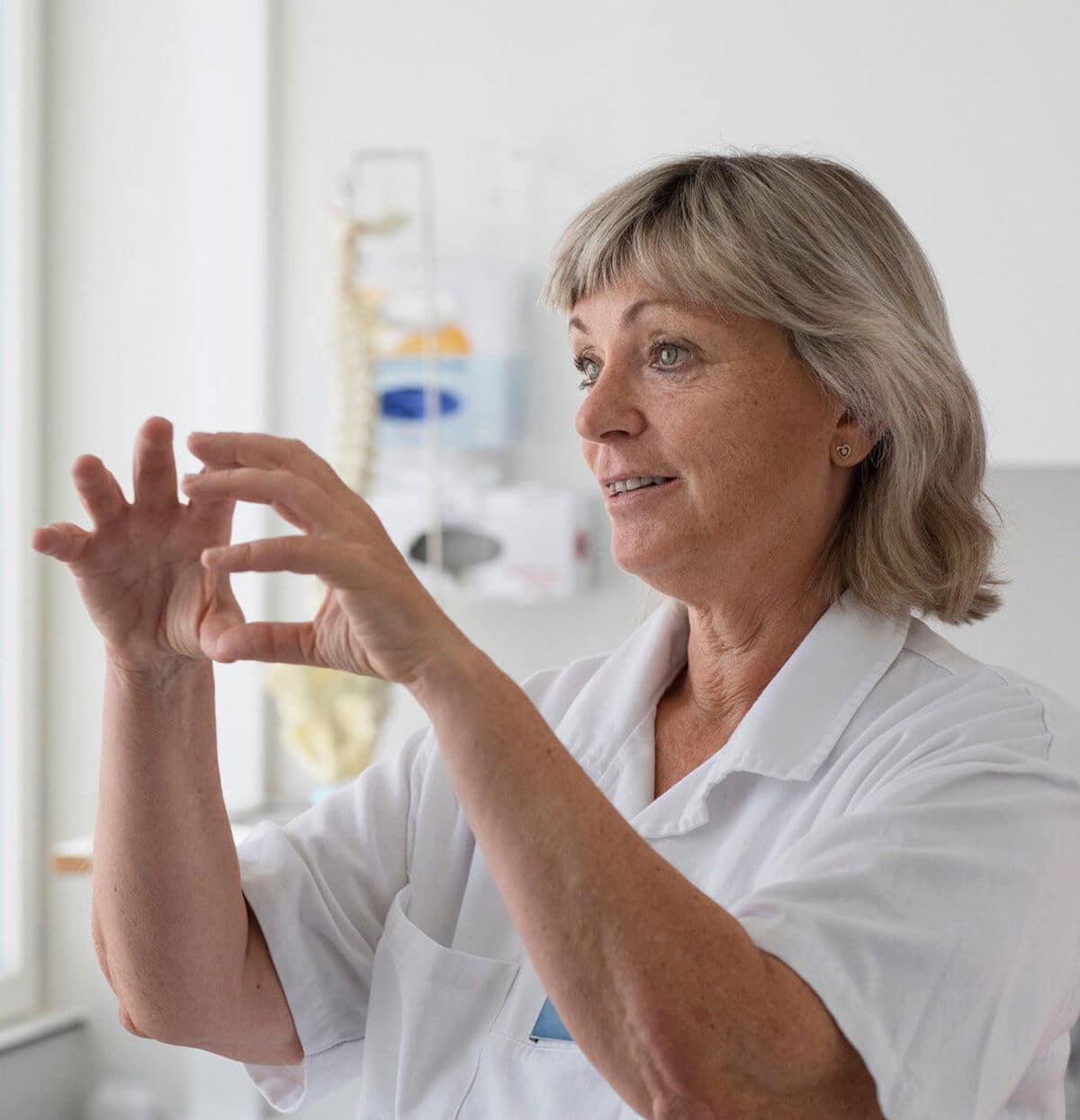 Photo portrait d'Anna, infirmière diplômée expliquant le fonctionnement de l'intestin. Si vous souffrez de constipation, avez des difficultés à contrôler vos selles ou allez fréquemment à la selle, que ce soit sous forme liquide ou solide, votre SEP peut affecter votre intestin. 