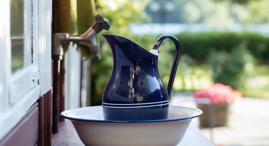 Image d'une cruche d'eau. Les infections urinaires chez les personnes atteintes de SEP peuvent souvent être plus graves que chez les personnes qui ne sont pas atteintes de SEP. En effet, d'autres symptômes de la SEP peuvent se manifester 
