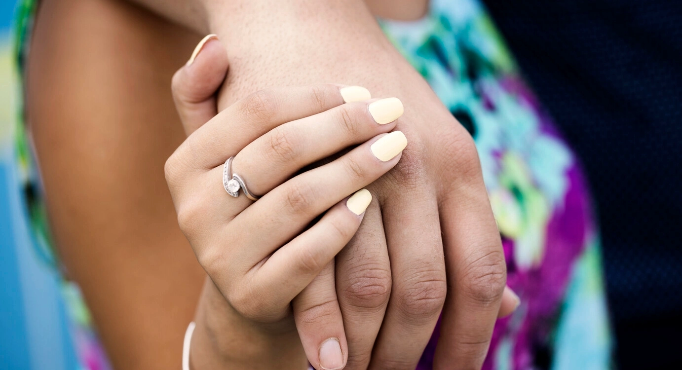 Gros plan sur un couple se tenant la main. Lorsque vous vivez avec la SEP, les problèmes vésicaux et intestinaux peuvent nuire à votre vie sexuelle, ce qui peut entraîner une baisse de votre qualité de vie. Comprenez la situation et les solutions possibles. 